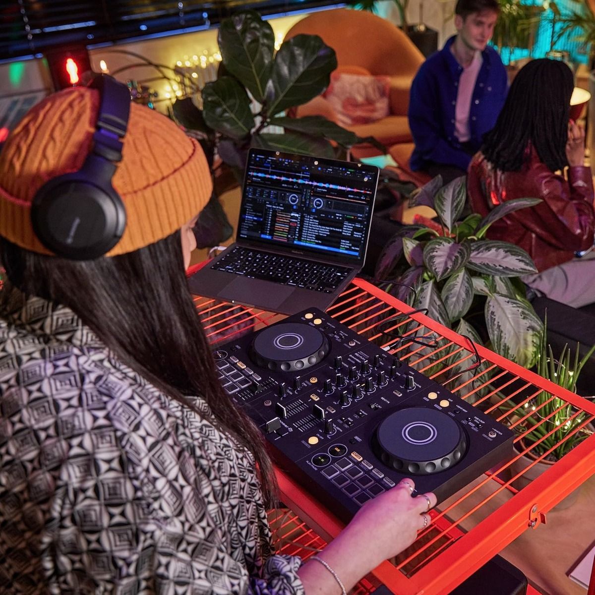 Pioneer DDJ-FLX4 DJ Controller Rekordbox, Serato and djay Compatible